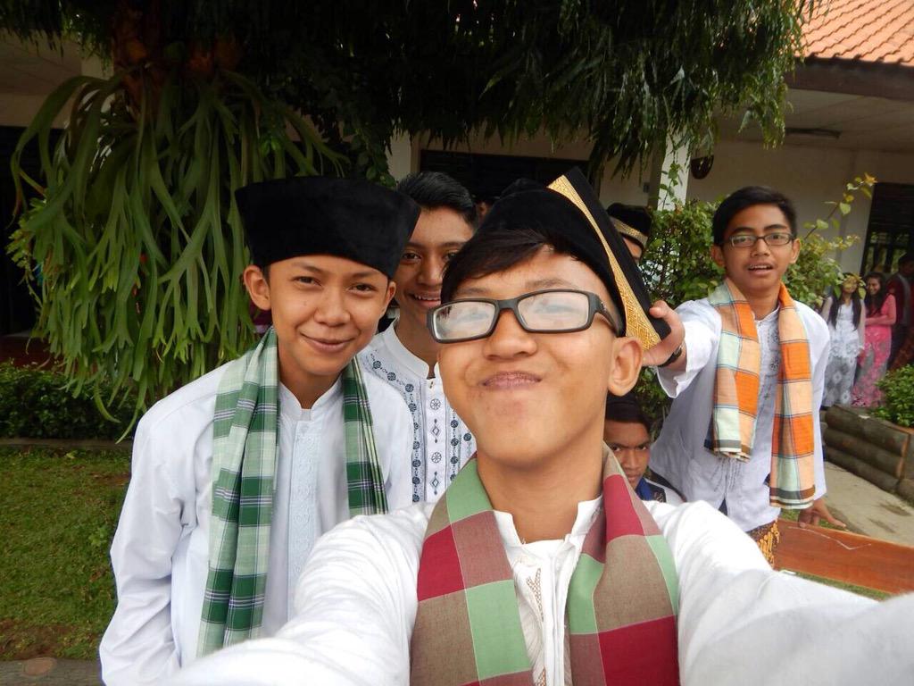 secone1_'s tweet photo. Girls and boys X RPL 1 @Osissmkmdl #kartinismkmandalahayu http://t.co/DMmGemSo5X