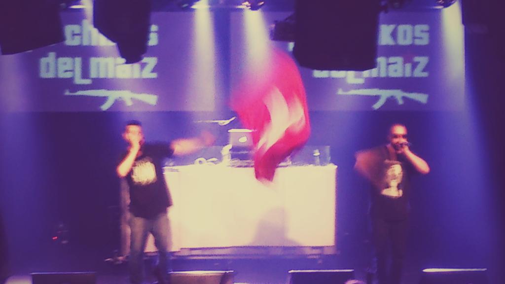 Frasesdelcineee's tweet photo. Increíble ayer @chikosdelmaiz levantando Bilbo, pero que sepáis que la bandera de suiza es cuadrada, no rectangular http://t.co/sfZ9e0tzcK