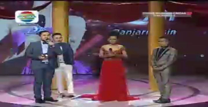 Indosiar's tweet photo. Tidak ada komentar untuk @DA2_Endah dan Bang @saipul_jamil langsung memberikan hadiah parfume untuk Endah #DAcademy2 http://t.co/Cx50AeyjIJ