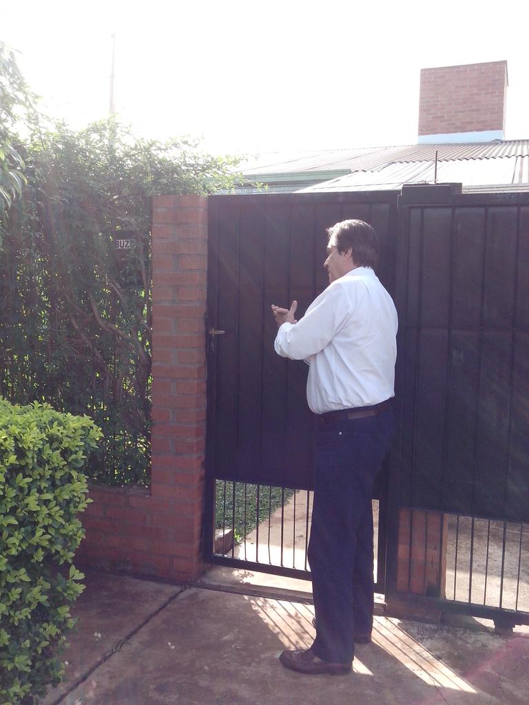 Alfreschiavoni's tweet photo. Tomando unos mates con los vecinos del barrio Cocomarola en Posadas #MauricioYVos http://t.co/sn6iLsSl7S
