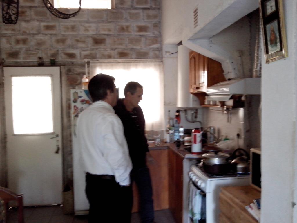 Alfreschiavoni's tweet photo. Tomando unos mates con los vecinos del barrio Cocomarola en Posadas #MauricioYVos http://t.co/sn6iLsSl7S