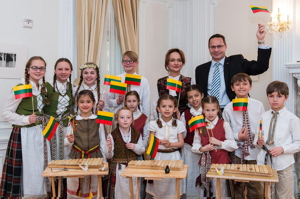 ZygisPavilionis's tweet photo. Celebrating #apple25 http://t.co/nDeoSNGPWa w/great Lithuanian Americans &amp; friends of Lithuania @LTUworld @RKacinskas http://t.co/L6cDNUuYPh