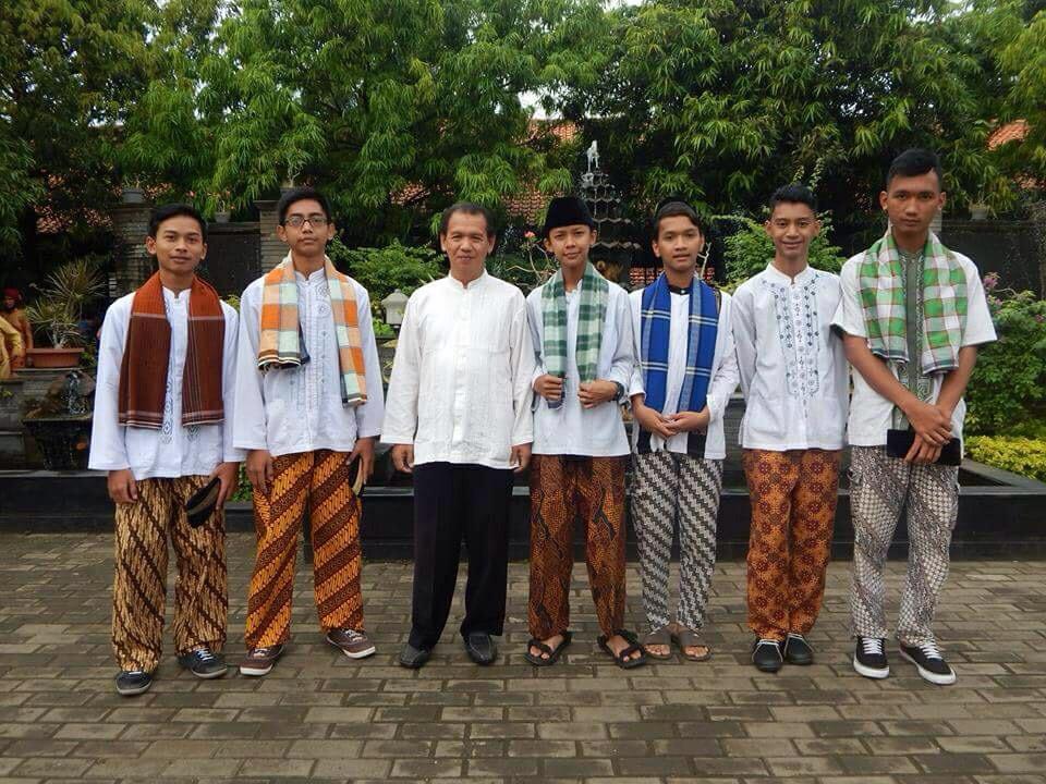 secone1_'s tweet photo. Our boys kurang nopal sama oki sama wali kelas pastinya 😁@Osissmkmdl #kartinismkmandalahayu http://t.co/AQY7TPmrbr