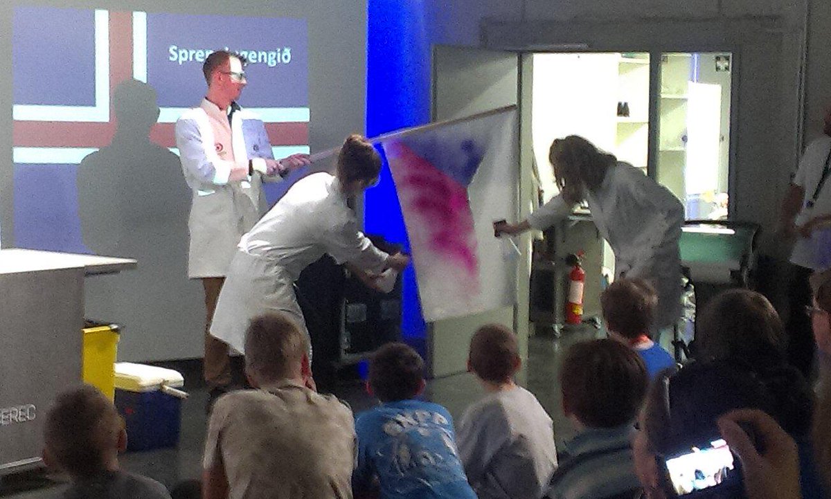 EuroScienceFun's tweet photo. A very colorful show by Sprengjugengid! http://t.co/5fJ7IVn59w