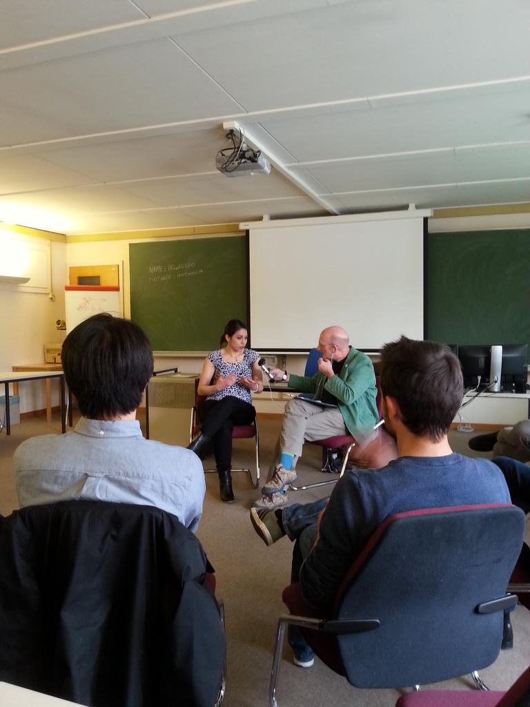 FameLabFrance's tweet photo. Joyce en mode "interview" sur les térahertz avec @Qwerty pour la formation #FameLabFr @CERN. On attend le feedback. http://t.co/thkHHc5LPN