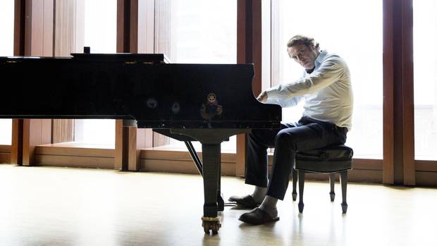 globeandmail's tweet photo. Piano man: Chilly Gonzales gets serious about being goofy http://t.co/xQZ1bpsJT4 From @GlobeArts http://t.co/ylNqjqsEq4