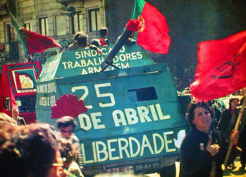 BeatrizTalegon's tweet photo. Tal día como hoy, Portugal dijo "basta ya" a la dictadura.  #25Abril #RevolucionDeLosClaveles http://t.co/B8b6UkQKnW