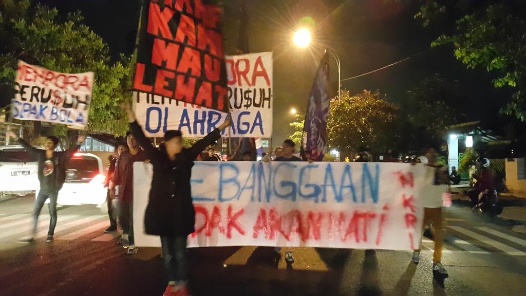 AremafcOfficial's tweet photo. Sampai malam ini aremania gelar sepak bola jalanan. Ikuti kata @imam_nahrawi @KEMENPORA_RI http://t.co/bYQ6gr9x41