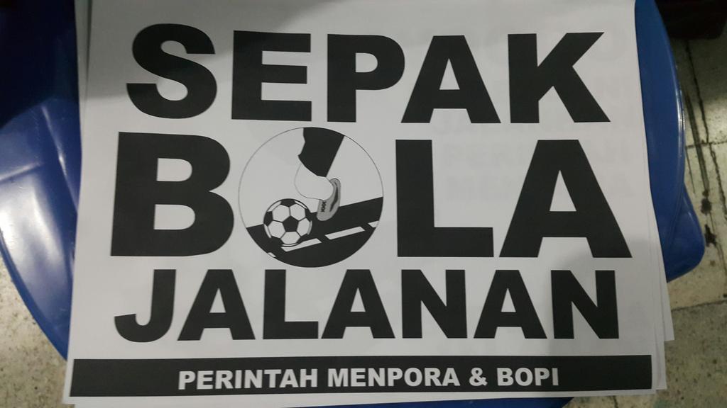 AremafcOfficial's tweet photo. Sampai malam ini aremania gelar sepak bola jalanan. Ikuti kata @imam_nahrawi @KEMENPORA_RI http://t.co/bYQ6gr9x41