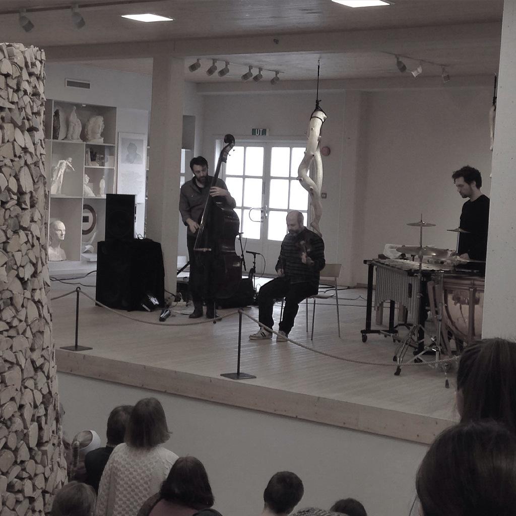 SusnUnd's tweet photo. Når du mest ikkje får puste for at det let så vakkert Nils Økland Trio #soddjazz @matseilertsen http://t.co/hLBaNX1ocD