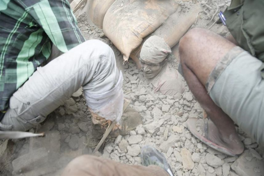 PublimetroChile's tweet photo. #Mundo (Galería) Las sobrecogedoras imágenes del terremoto en #Nepal http://t.co/O08cddBnP5 http://t.co/G3GuA1yRj7