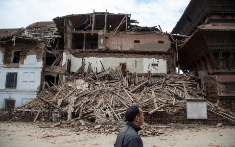 A3Noticias's tweet photo. El grave terremoto en Nepal, en IMÁGENES. La cifra de muertos supera los 700 http://t.co/r56nPWIX48 http://t.co/fyoLgzoyNO