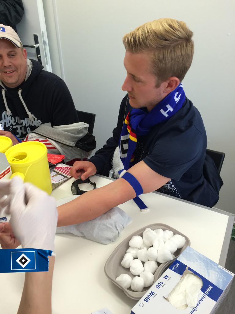 HSV's tweet photo. Gute Sache! @LewisHoltby &amp; Dennis #Diekmeier lassen sich auch vorm Spiel typisieren.. #HSVFCA #helftsimon http://t.co/FpZcdlrz8J