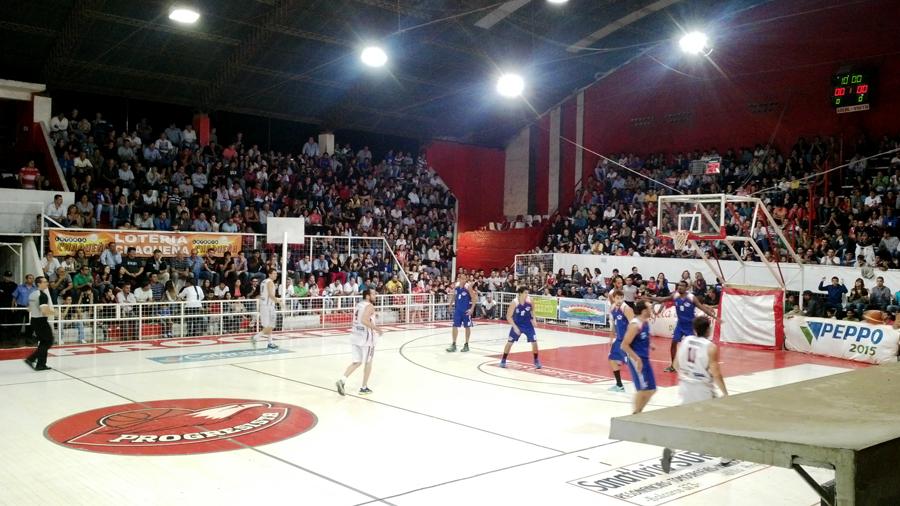 MarianaAlegre11's tweet photo. #TNA Impresionante marco en Villa Angela. Decidieron apostar por mantener el basquet en la ciduad . No se equivocaron http://t.co/KawXVuPJUJ