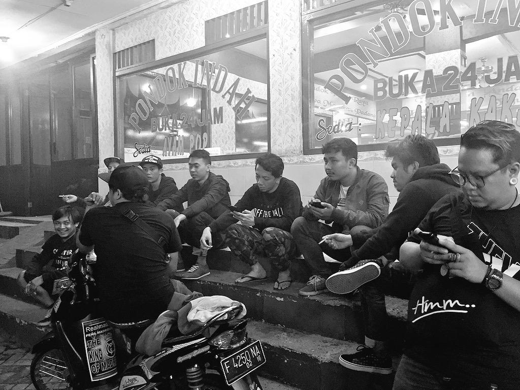 rocket_rockers's tweet photo. anak nongkrong Cipanas Puncak #rockshow http://t.co/Bbgv7siCq5
