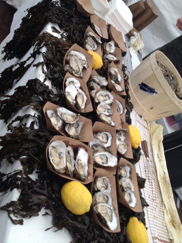 KellyOysters's tweet photo. #oysters for lunch..Get down to Howth now @eastcafebar @TourismIreland @IrelandBlueBook @KingSitric @DublinBayPrawnF http://t.co/2aVKgxhH6m
