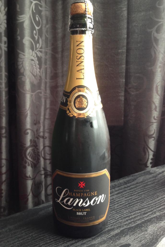 KippsGraham's tweet photo. Waited 6 mths to open this ❤️💍 @Caz55137529 http://t.co/iD9YMYAizi