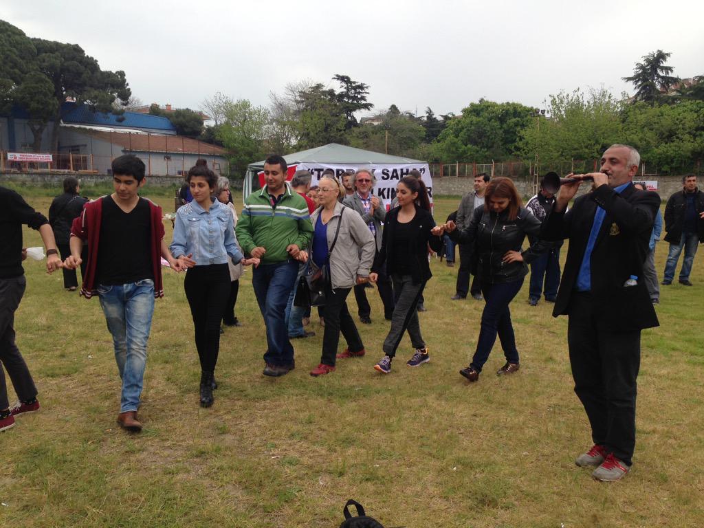 PendikForum's tweet photo. Çayımız var içerseniz, halayımız var çekerseniz. #direnpendik http://t.co/uV8A53IsK0