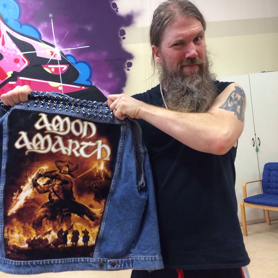 DeadlySeams's tweet photo. @AmonJohan Jeansvästen med din autograf till förmån för #RockMotCancer finns här: http://t.co/yuI44B6UX2 #AmonAmarth http://t.co/y00mOLmUU8