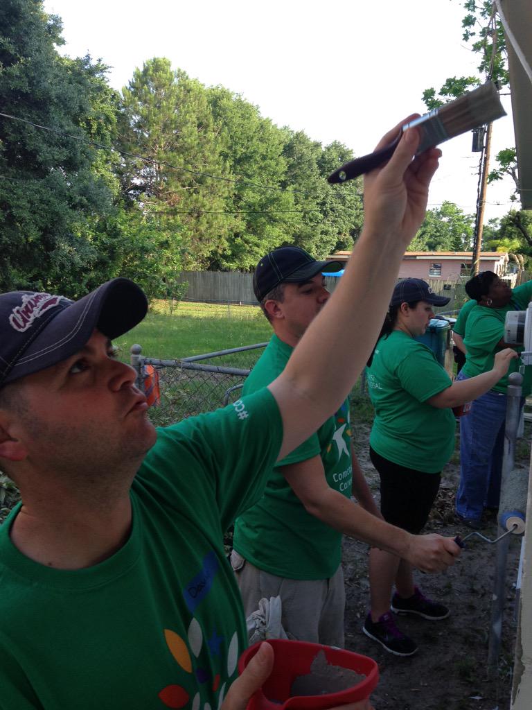 WillLeBlancII's tweet photo. Taking care of one of our #orlando neighbors! #ccday #comcast #nbcuniversal #universalorlando #gsgivesback http://t.co/4mbhAC1aI7