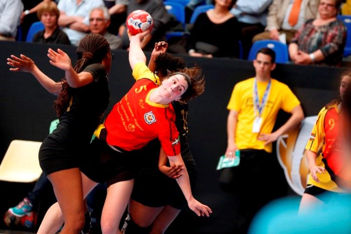 F3euskalherri's tweet image. Les filles de l'US.Nafarroa fêtées après leur victoire en finale à Paris cet apm