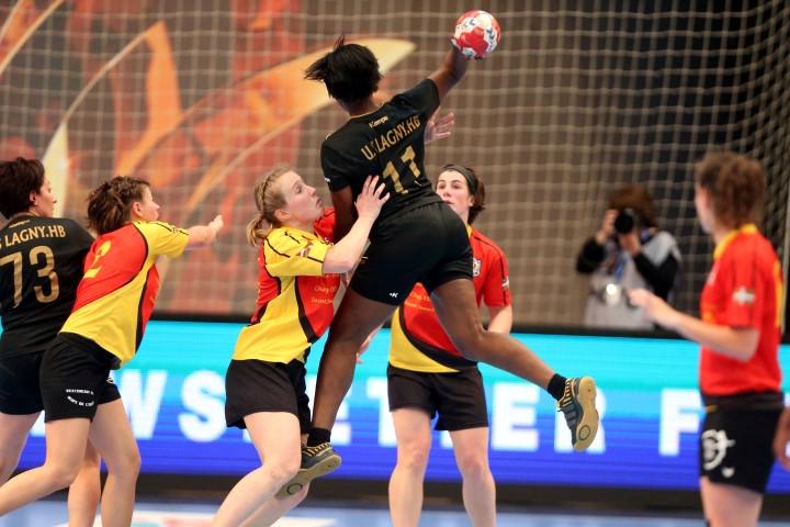 F3euskalherri's tweet image. Les filles de l'US.Nafarroa fêtées après leur victoire en finale à Paris cet apm