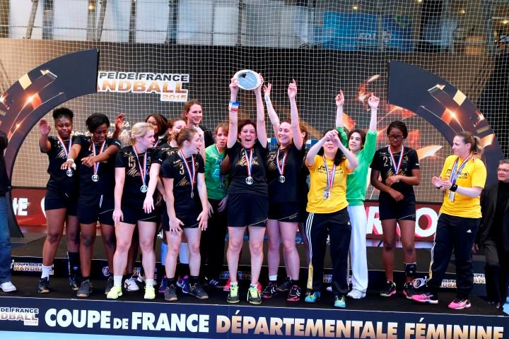 F3euskalherri's tweet image. Les filles de l'US.Nafarroa fêtées après leur victoire en finale à Paris cet apm