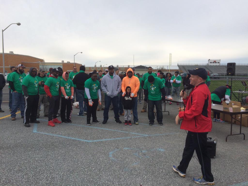 ChrisCoons's tweet photo. Kicked off Comcast Cares day this AM by welcoming volunteers and their families to William Penn HS. #ccares #NetDE http://t.co/jddT5xl9ML