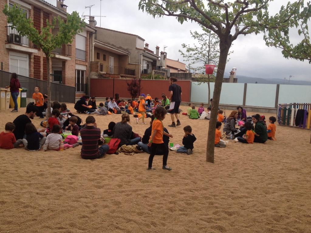 esplaiscatalans's tweet photo. Els xics han dinat en Grup al pati de la llar d'infants El Nou. Ara continuen amb els jocs! #tenimveu #Esplaiada15 http://t.co/ZPzd1el7Bc