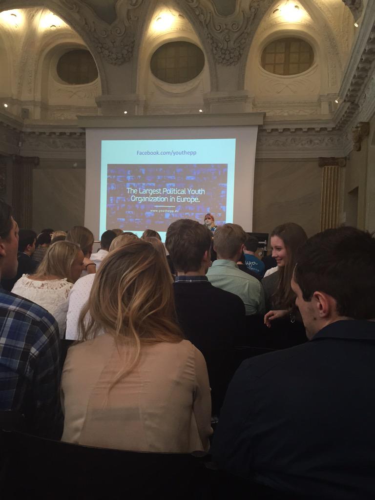 mufbotkyrka's tweet photo. Arba Kokalari talar om @YouthEPP på MUF Stockholms Vårutbildning. #muf #svpol http://t.co/5PqB6bkuKg