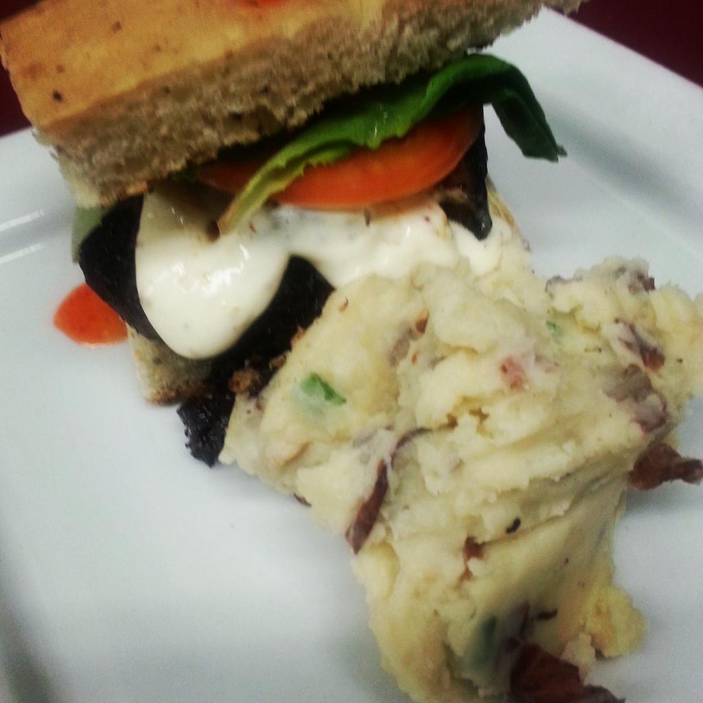 MapleGrille's tweet image. Help make Guiness World Record with Burger Love ♥