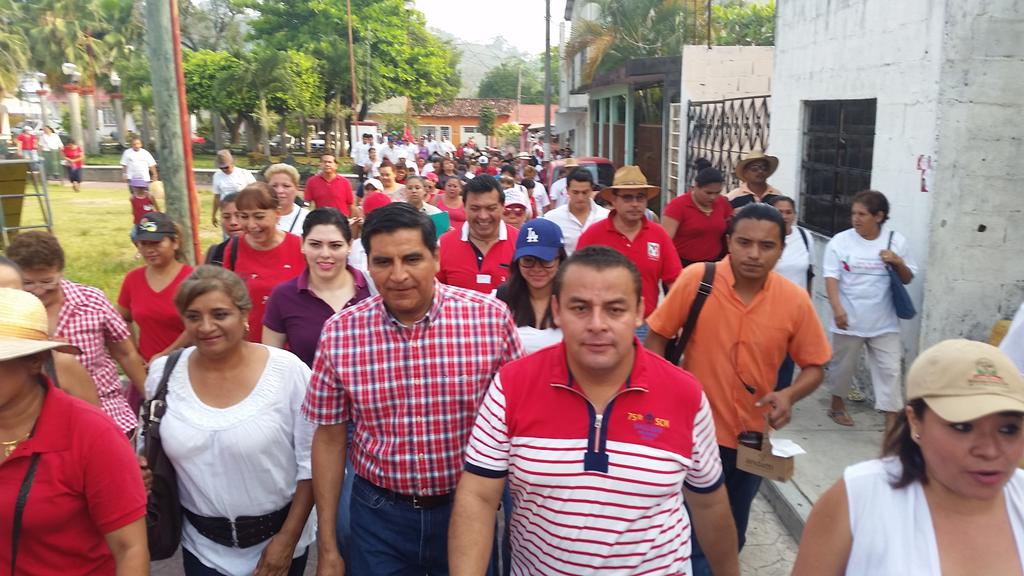 Erubiel_Alonso_'s tweet photo. Estamos en #Teapa junto a nuestros candidatos en el recorrido casa por casa. #JuntosNadieNosPara http://t.co/6OGWNYXE2d