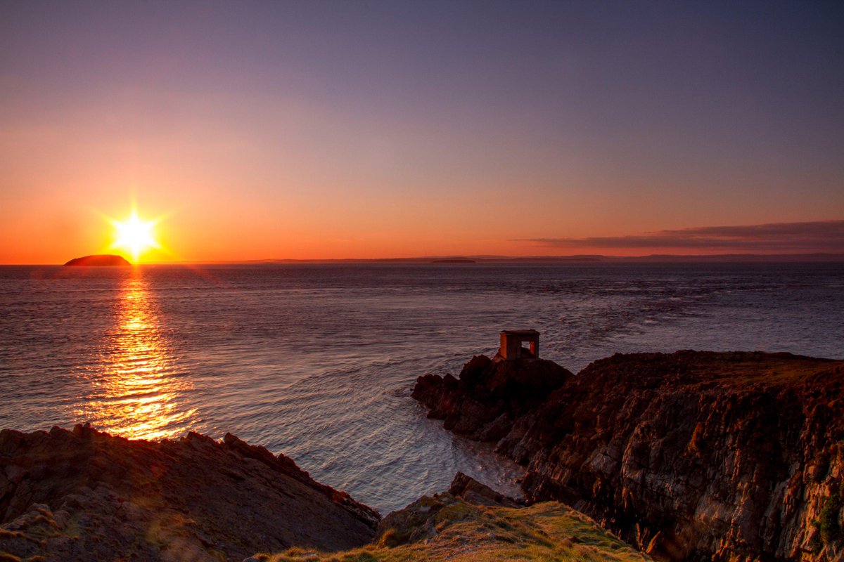 Summphoto's tweet photo. Beautiful sunset at Brean Down. 22/04/15 http://t.co/qHoEsOnD7R
