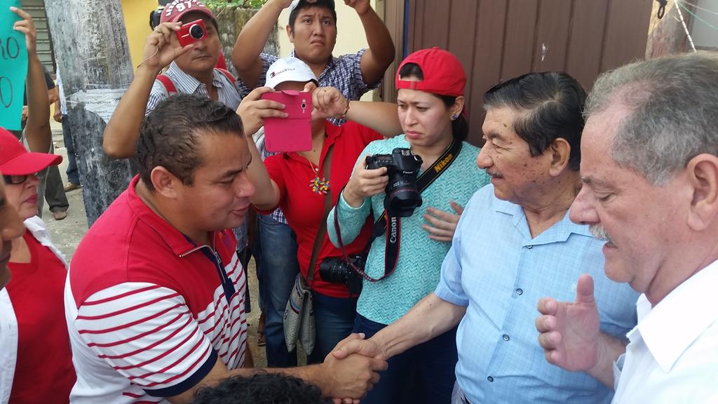Erubiel_Alonso_'s tweet photo. Estamos en #Teapa junto a nuestros candidatos en el recorrido casa por casa. #JuntosNadieNosPara http://t.co/6OGWNYXE2d