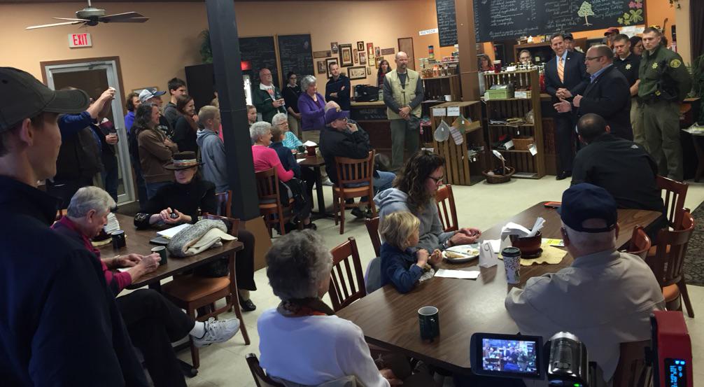 TeamSantorumIA's tweet image. Standing O for @RickSantorum from 'standing room only' crowd in Knoxville, IA! #iapolitics