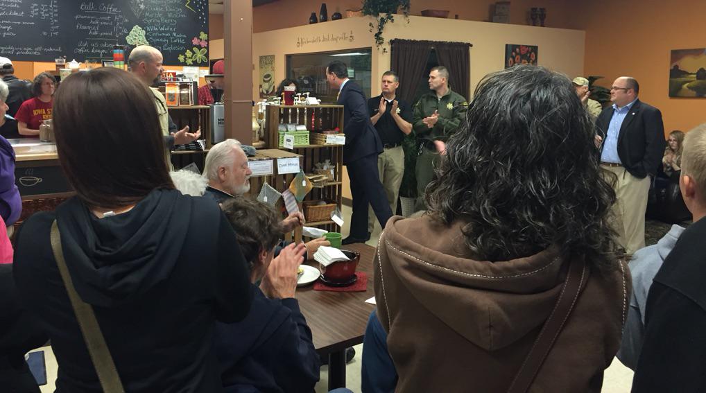 TeamSantorumIA's tweet image. Standing O for @RickSantorum from 'standing room only' crowd in Knoxville, IA! #iapolitics