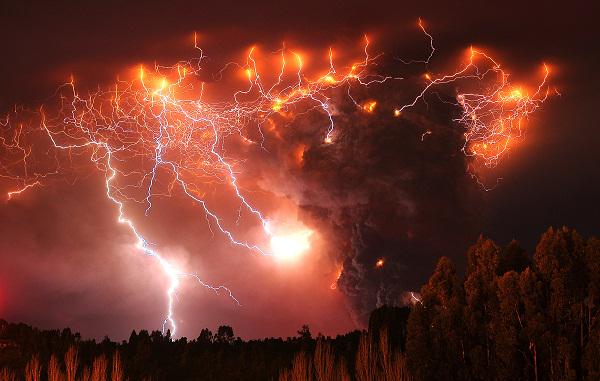 b2sharan's tweet photo. #ChileVolcano erupts for the !st time in 50 years on 22nd April, 3 days later #NepalEarthquake worst quake since 1934 http://t.co/dvuTj9IJkp