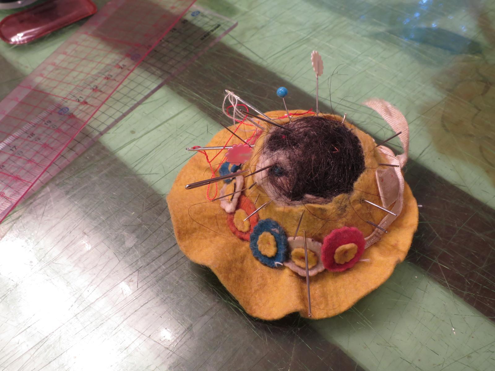 潤 No Twitter 帽子の形の針山 縫い針を何度もグサグサ刺されるうちに 中から詰め物の髪の毛が出てきてかなりシュールなことになってる Http T Co 1y2uluzdgb