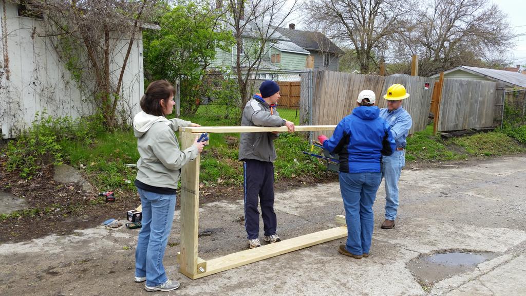 renaenanney's tweet photo. Building box gardens. #SERVE15 http://t.co/uzAl9pbhFQ