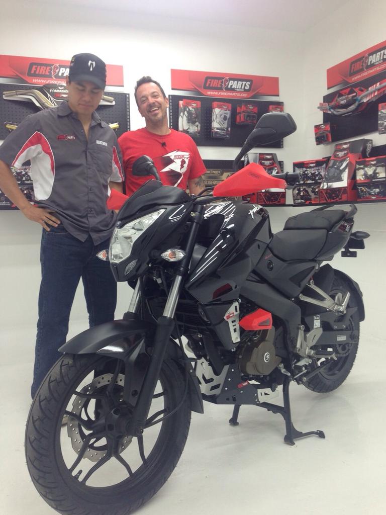 ferdaniel18's tweet photo. Trabajando en el #bikebuild de la #pulsar200ns con los accesorios @FIREPARTS.
@AutecoMotos @MotoPasionTV http://t.co/zv7gBPmChM