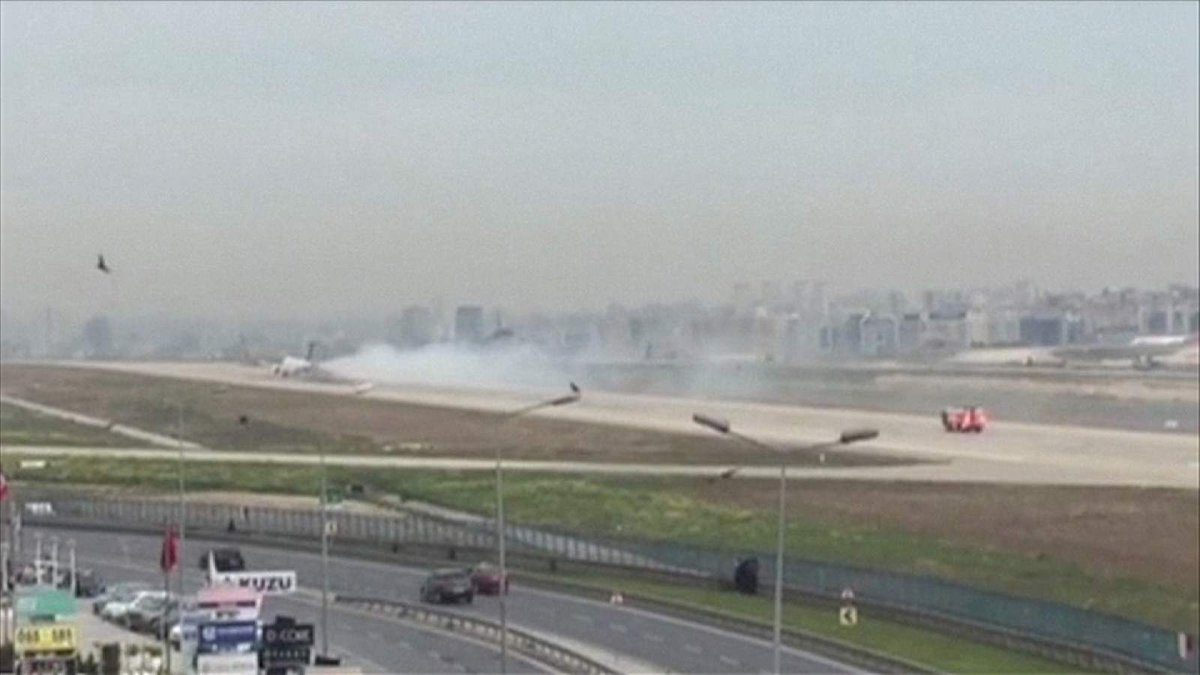 SkyNews's tweet photo. Passenger jet makes emergency landing with engine on fire http://t.co/xYmwvYHNOB http://t.co/hApvyf13jJ