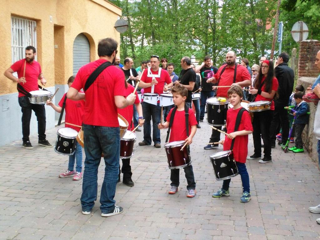 I la colla de la les llagostes de l'avern en un esmorzar de germanor gracies a tots per aquesta diada