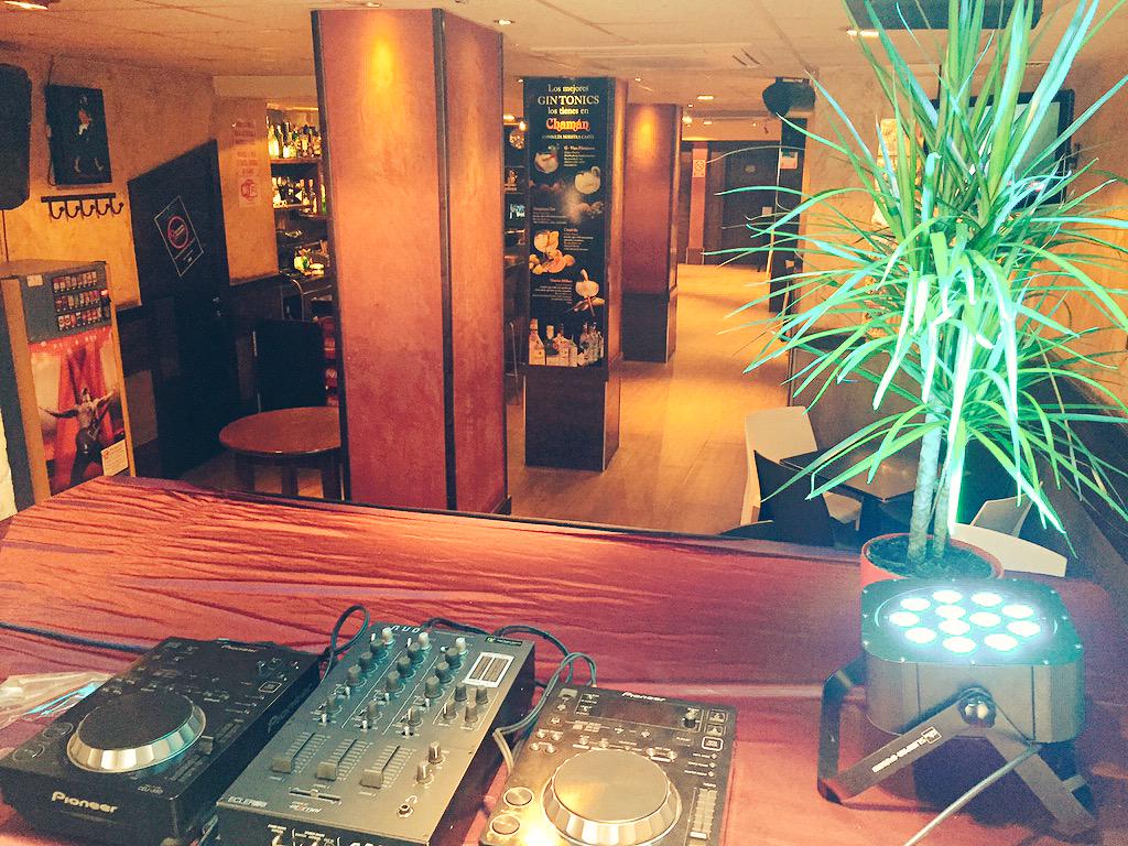 ChamanPub's tweet photo. Esta Tarde el fiestón es en Chaman de la mano de Corrientes Circulares Deejay Set #ChamánTopedeGama http://t.co/us06KiLud1
