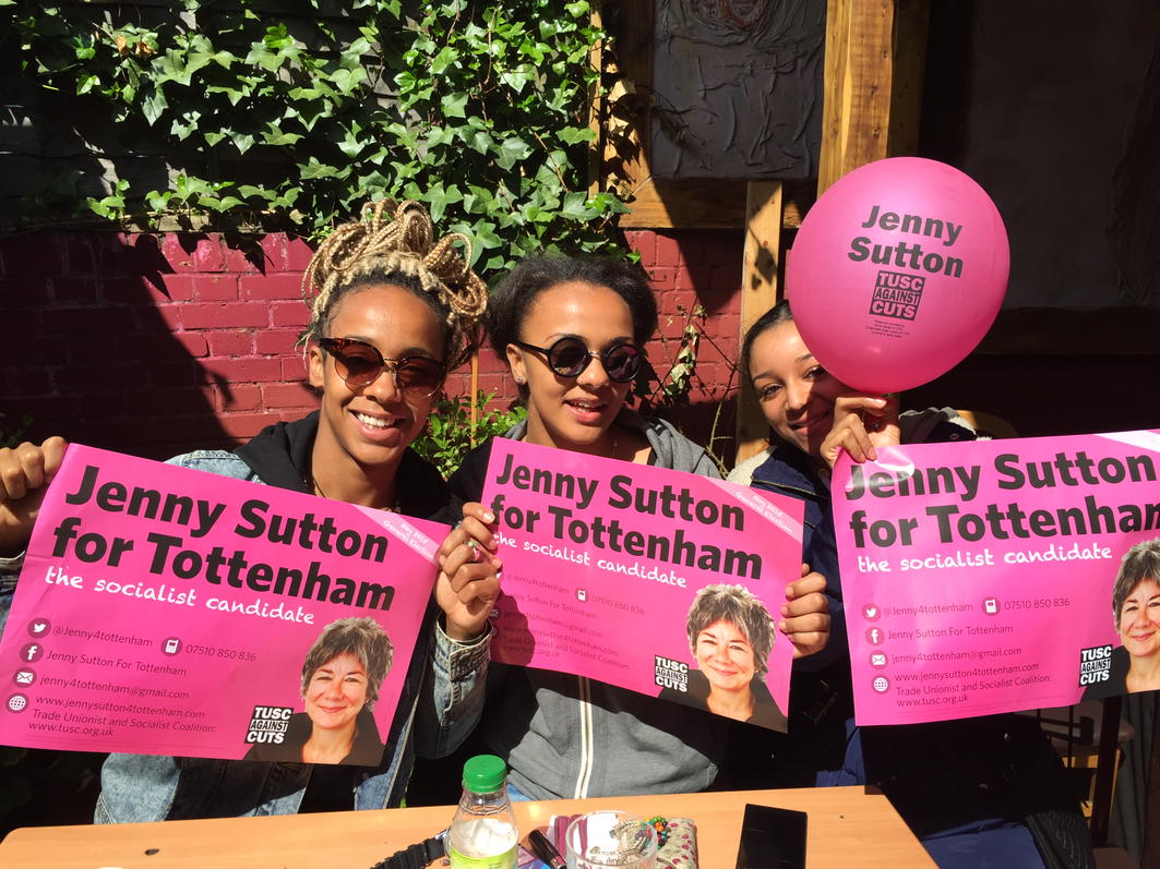 jenny4tottenham's tweet photo. Turning #Tottenham Pink for a future for young people #tusc2015 http://t.co/DHCYcBM6jH
