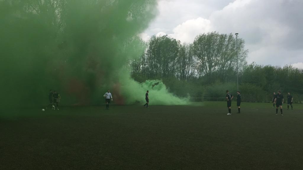 VliegendeKeeper's tweet image. Non league football @vvheerjansdam 8 laat zien hoe het moet! #footballculture #pyro
