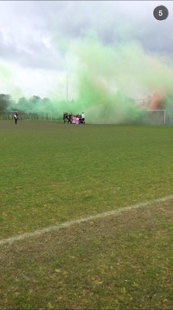 VliegendeKeeper's tweet image. Non league football @vvheerjansdam 8 laat zien hoe het moet! #footballculture #pyro
