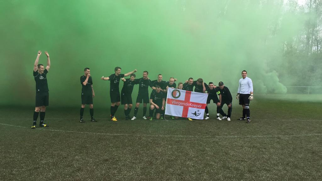 VliegendeKeeper's tweet image. Non league football @vvheerjansdam 8 laat zien hoe het moet! #footballculture #pyro