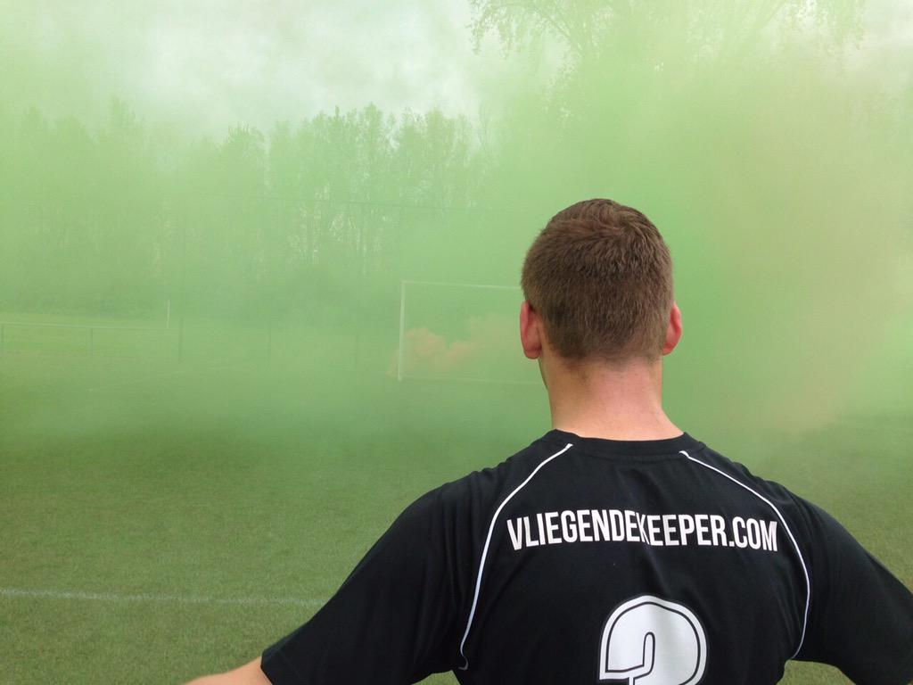 VliegendeKeeper's tweet image. Non league football @vvheerjansdam 8 laat zien hoe het moet! #footballculture #pyro