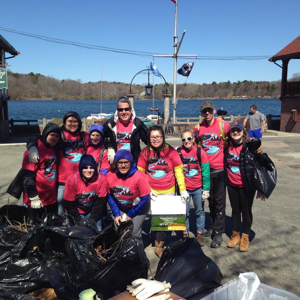 EmNecklaceBos's tweet photo. #TheNorthFace volunteer group at the annual #muddyrivercleanup @thenorthface @BostonParksDept @02130News @BostInno http://t.co/zl7V708POL