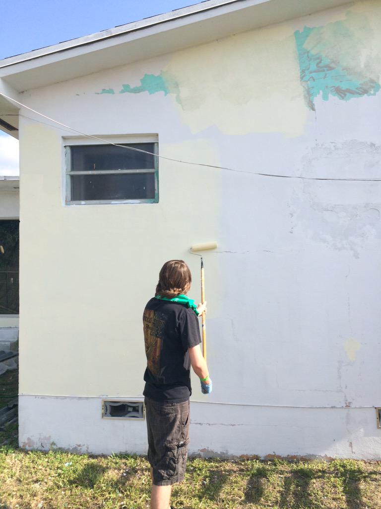 chrisjbell's tweet photo. Roll it son! Proud of my children. Always ready to help make a difference. #Sbuxmiami #tomakethedifference http://t.co/wpyQvJHCTG